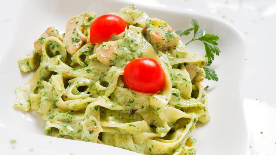 Pasta sa pesto sosom, piletinom i paradajzom