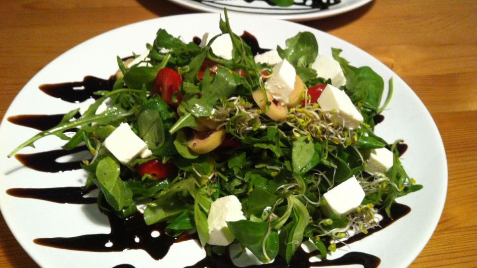 Salata sa potočarkom, kruškom i rukolom