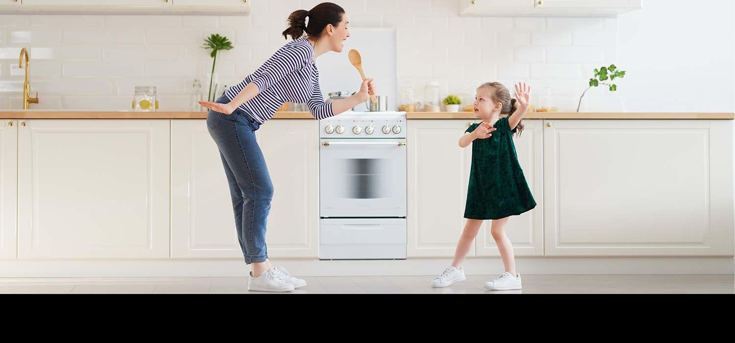 mama i cerka u kuhinji