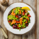 Salata sa dimljenim lososom