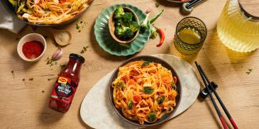 Sweet chili tofu sa pirinčanim nudlama