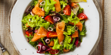 Salata sa dimljenim lososom